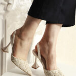 Escarpin Julia Slingback à bout pointu, en tweed et simili cuir, avec un talon pyramide de 7,5 cm offrant une excellente stabilité et une idée de confort.