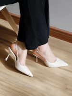 Escarpin Julia Slingback B-0004 à bout pointu, en simili cuir mat, avec un talon de 9 cm apporte une touche de sophistication à toute tenue.