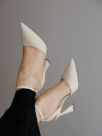 Escarpin Julia B-0002 à bout pointu, en polyester, avec un talon évasé de 10 cm apporte une touche de sophistication à toute tenue.