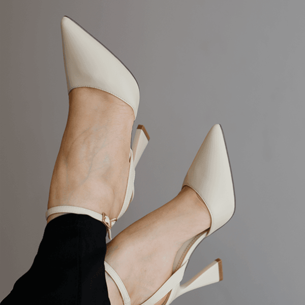 Escarpin Julia B-0002 à bout pointu, en polyester, avec un talon évasé de 10 cm apporte une touche de sophistication à toute tenue.