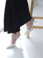 Escarpin Julia Slingback 2418-1 à bout pointu, en polyester, avec un talon de 9 cm apporte une touche de sophistication à toute tenue.