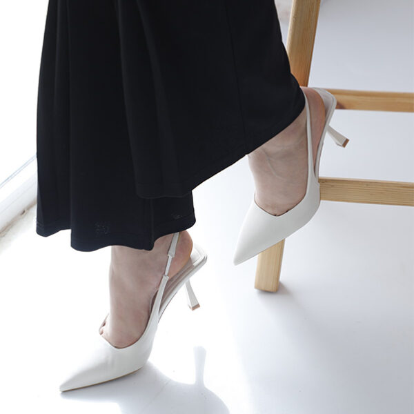 Escarpin Julia Slingback 2418-1 à bout pointu, en polyester, avec un talon de 9 cm apporte une touche de sophistication à toute tenue.