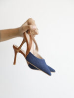 Escarpin Julia 3720 à bout pointu, en tissu structuré et simili cuir, avec un bloc talon de 10 cm apporte une touche de sophistication à toute tenue.