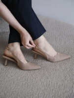 Escarpin Julia Slingback 3712 à bout pointu, en polyester, avec un talon de 9 cm apporte une touche de sophistication à toute tenue.