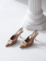 Escarpin Julia Slingback 372508 à bout pointu, en polyester, avec un talon de 9 cm apporte une touche de sophistication à toute tenue.