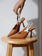 Escarpin Julia Slingback 3719 à bout pointu, en toile, avec un talon de 9,5 cm offrant une excellente stabilité et une idée de confort.