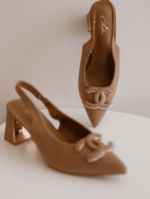 Escarpin Julia 3742 Slingback à bout pointu, en tissu polyester, avec un bloc talon de 7 cm offrant une excellente stabilité et une idée de confort.