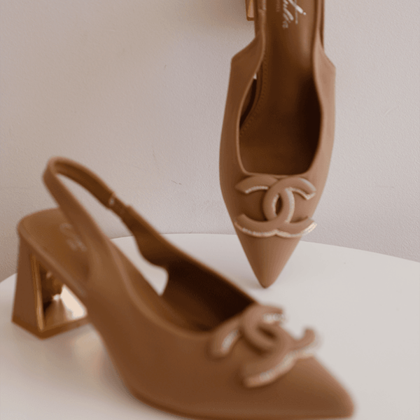 Escarpin Julia 3742 Slingback à bout pointu, en tissu polyester, avec un bloc talon de 7 cm offrant une excellente stabilité et une idée de confort.