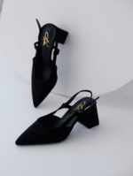 Escarpin Slingback Julia 0310-9 à bout pointu, en tissu polyester, avec un bloc talon de 7 cm offrant une excellente stabilité et une idée de confort.