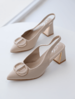 Escarpin Julia 3739 Slingback à bout pointu, en tissu polyester, avec un bloc talon de 7 cm offrant une excellente stabilité et une idée de confort.