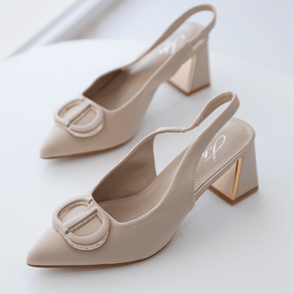 Escarpin Julia 3739 Slingback à bout pointu, en tissu polyester, avec un bloc talon de 7 cm offrant une excellente stabilité et une idée de confort.
