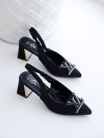 Escarpin Julia 3740 Slingback à bout pointu, en tissu polyester, avec un bloc talon de 7 cm offrant une excellente stabilité et une idée de confort.