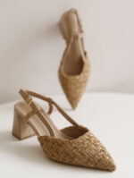 Escarpin Julia Slingback à bout pointu, en tweed et simili cuir, avec un bloc talon de 7,5 cm offrant une excellente stabilité et une idée de confort.