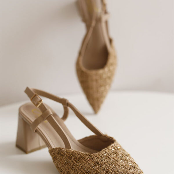 Escarpin Julia Slingback à bout pointu, en tweed et simili cuir, avec un bloc talon de 7,5 cm offrant une excellente stabilité et une idée de confort.