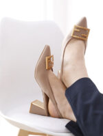 Escarpin Julia 3729 Slingback à bout pointu, en tissu polyester, avec un bloc talon de 7 cm offrant une excellente stabilité et une idée de confort.