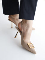 Escarpin Julia Slingback 3724 à bout pointu, en polyester, avec un talon de 9 cm apporte une touche de sophistication à toute tenue.