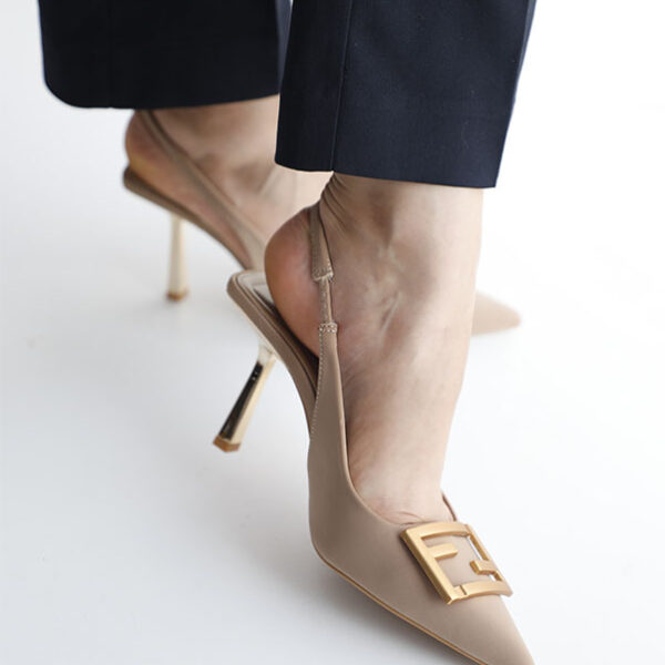 Escarpin Julia Slingback 3724 à bout pointu, en polyester, avec un talon de 9 cm apporte une touche de sophistication à toute tenue.