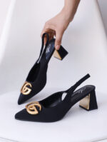 Escarpin Julia 3739 Slingback à bout pointu, en tissu polyester, avec un bloc talon de 7 cm offrant une excellente stabilité et une idée de confort.