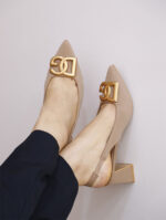 Escarpin Julia 3727 Slingback à bout pointu, en tissu polyester, avec un bloc talon de 7 cm offrant une excellente stabilité et une idée de confort.