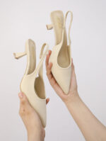 Escarpin Julia Slingback 0310-43 à bout pointu, en polyester, avec un talon de 7 cm apporte une touche de sophistication à toute tenue.