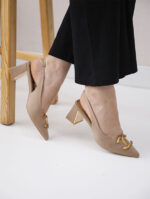 Escarpin Julia 3726 Slingback à bout pointu, en tissu polyester, avec un bloc talon de 7 cm offrant une excellente stabilité et une idée de confort.