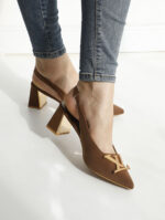 Escarpin Julia 3728 Slingback à bout pointu, en tissu polyester, avec un bloc talon de 7 cm offrant une excellente stabilité et une idée de confort.