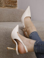 Escarpin Julia 3762 Slingback à bout pointu, avec un talon aiguille de 9 cm offrant une excellente stabilité et une idée de confort.