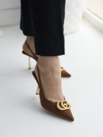Escarpin Julia Slingback 3725 à bout pointu, en polyester, avec un talon de 10 cm apporte une touche de sophistication à toute tenue.