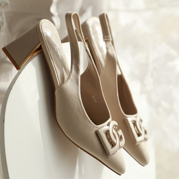 Escarpin Julia 3737 Slingback à bout pointu, en tissu polyester, avec un bloc talon de 7 cm offrant une excellente stabilité et une idée de confort.