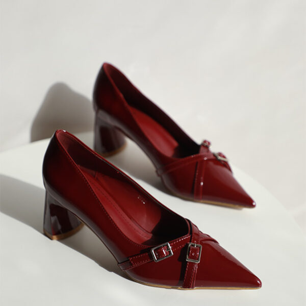 Escarpin Julia 3702 à bout pointu en Simili Cuir Veri, avec un talon de 6,5 cm offrant une excellente stabilité et une idée de confort.