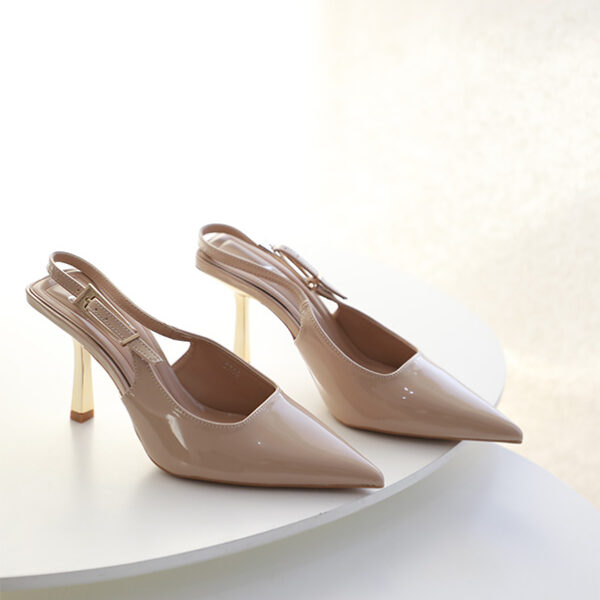 Escarpin Julia 3744 à bout pointu, simili cuir verni, avec un talon aiguille de 9 cm offrant une excellente stabilité et une idée de confort.