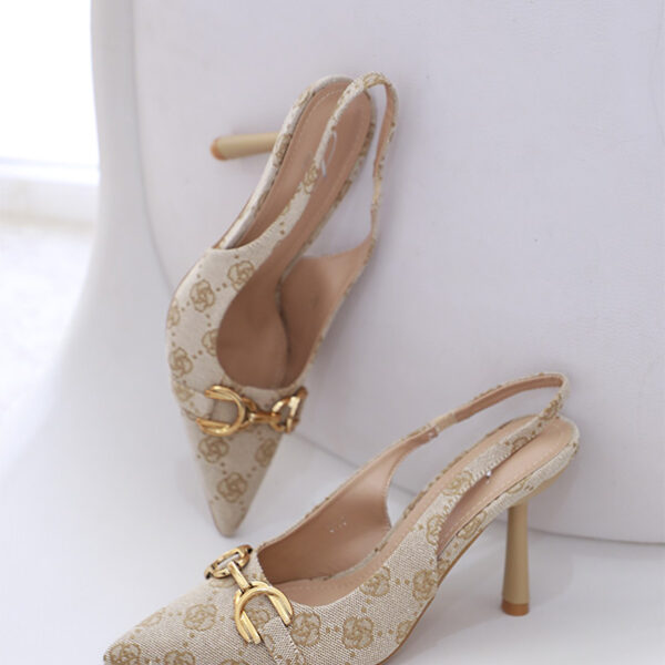 Escarpin Julia 3705 à bout pointu, en polyester, avec un talon de 9 cm apporte une touche de sophistication à toute tenue.