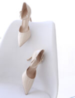 Escarpin d'Orsay Julia 3704 à bout pointu, en simili cuir, avec un bloc talon de 10,5 cm apporte une touche de sophistication à toute tenue.
