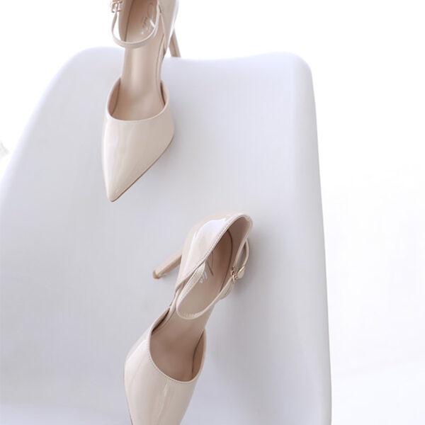 Escarpin d'Orsay Julia 3704 à bout pointu, en simili cuir, avec un bloc talon de 10,5 cm apporte une touche de sophistication à toute tenue.