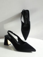 Escarpin Slingback Julia 3714 à bout pointu, en tissu polyester, avec un bloc talon de 7 cm offrant une excellente stabilité et une idée de confort.