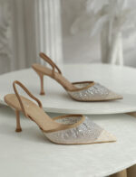 Escarpin Julia 3745 à bout pointu, tulle transparent, avec un talon de 8 cm apporte une touche de sophistication à toute tenue.