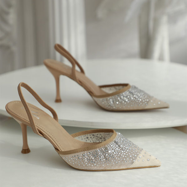 Escarpin Julia 3745 à bout pointu, tulle transparent, avec un talon de 8 cm apporte une touche de sophistication à toute tenue.