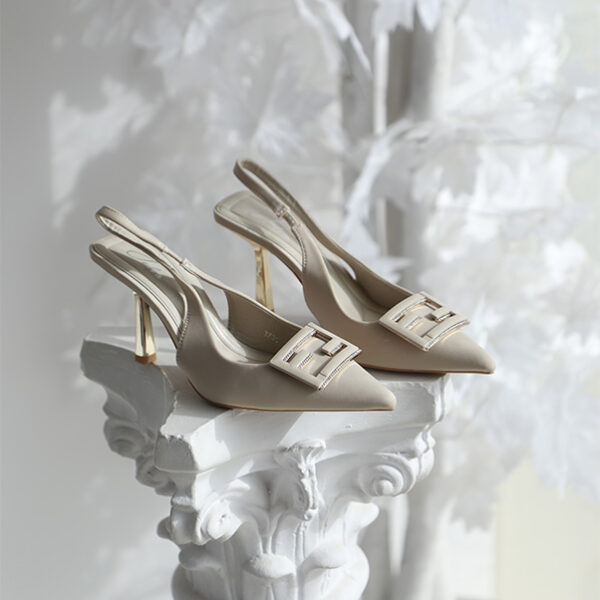 Escarpin Julia Slingback 3735 à bout pointu, en polyester, avec un talon de 9 cm apporte une touche de sophistication à toute tenue.