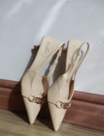 Escarpin Slingback Julia 3716 à bout pointu en Simili Cuir Veri, avec un talon de 7 cm apporte une touche de sophistication à toute tenue.