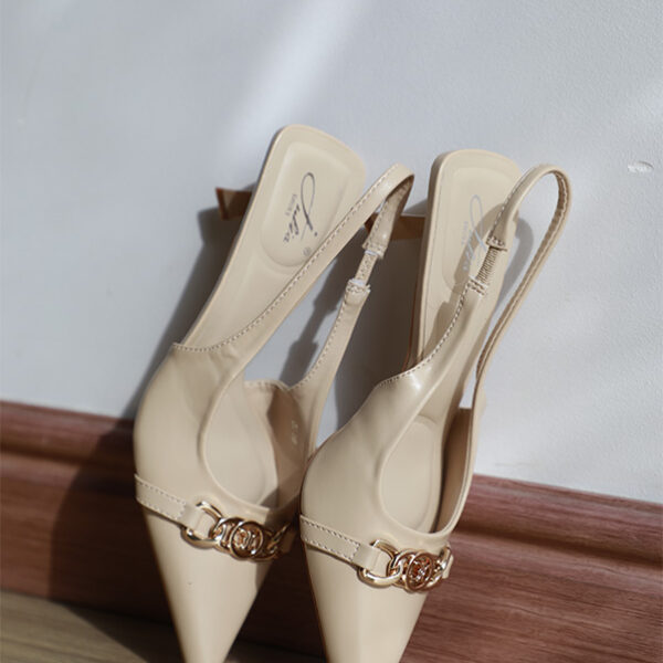 Escarpin Slingback Julia 3716 à bout pointu en Simili Cuir Veri, avec un talon de 7 cm apporte une touche de sophistication à toute tenue.