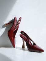 Escarpin Julia Slingback 3718 à bout pointu, en Simili cuir verni, avec un talon de 10 cm apporte une touche de sophistication à toute tenue.