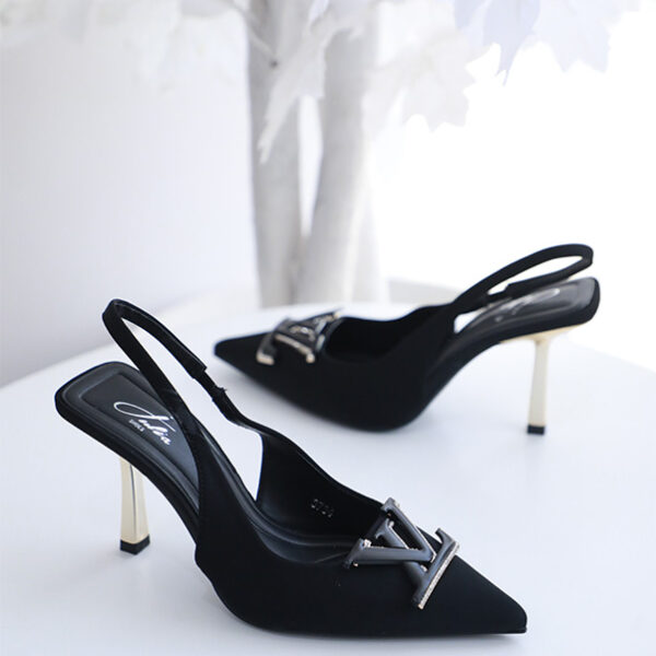 Escarpin Julia Slingback 3735 à bout pointu, en polyester, avec un talon de 9 cm apporte une touche de sophistication à toute tenue.
