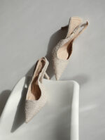 Escarpin Julia Slingback 3749 à bout pointu, en tweed, avec un talon de 9,5 cm offrant une excellente stabilité et une idée de confort.