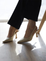 Escarpin Julia Slingback 2418 à bout pointu, en polyester, avec un talon de 9 cm apporte une touche de sophistication à toute tenue.