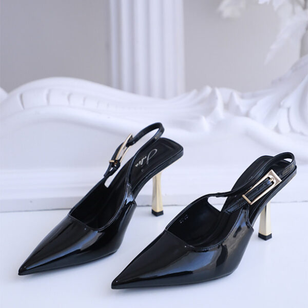 Escarpin Julia 3743 à bout pointu, simili cuir verni, avec un talon aiguille de 9 cm offrant une excellente stabilité et une idée de confort.