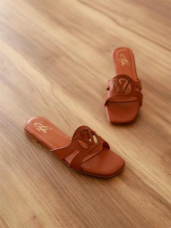 _C7A9147 Mule Julia AL85-5 – Image 1